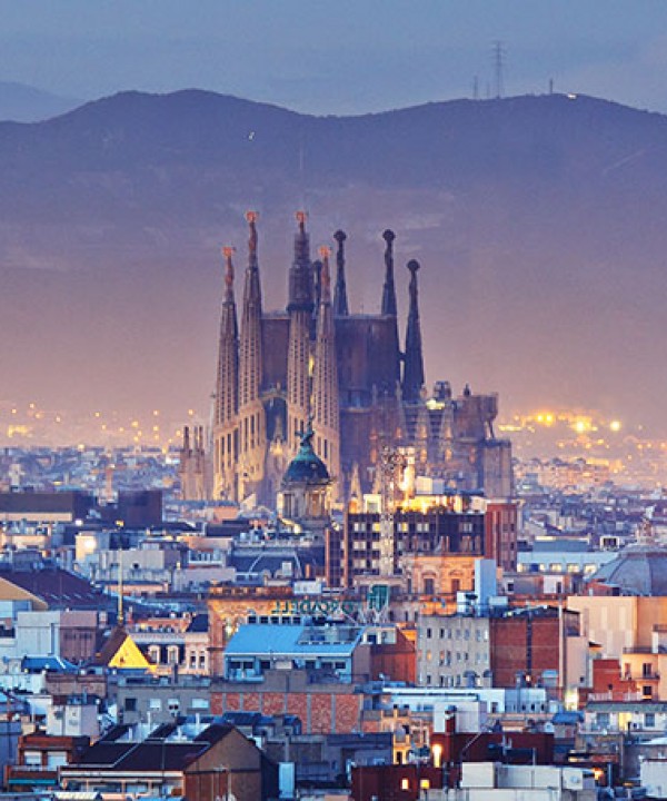 La Sagrada Familia et les toits de Barcelone