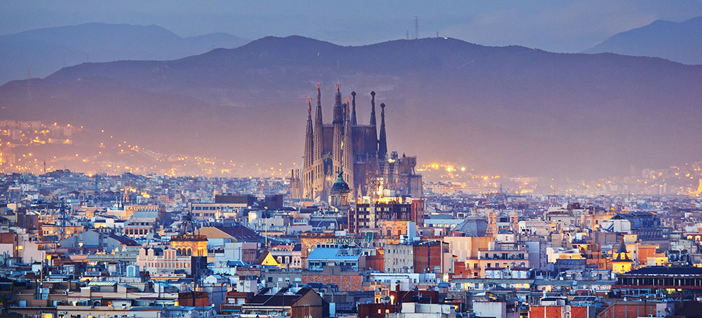 La Sagrada Familia et les toits de Barcelone