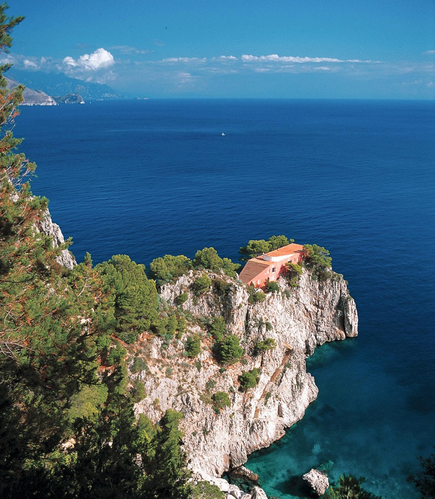 Une vue de la Villa Malaxante depuis un sentier en surplomb.