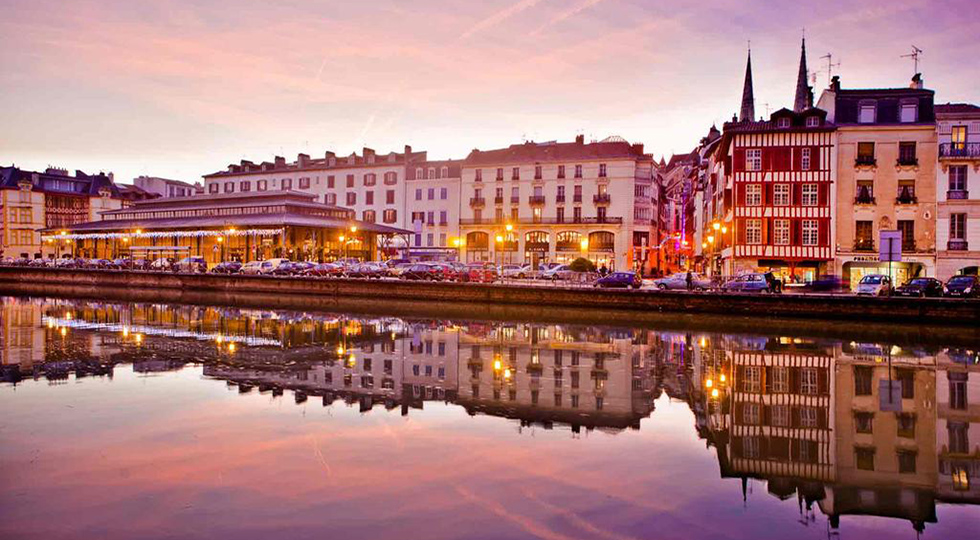 Les quais de la Nive, le marché couvert et les flèches de la Cathédrale en fond.