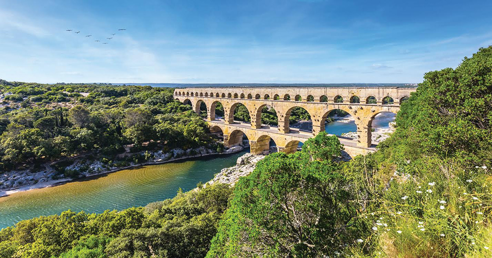 Le Pont du Gard, un joyau d'architecture romaine classé au patrimoine mondial.