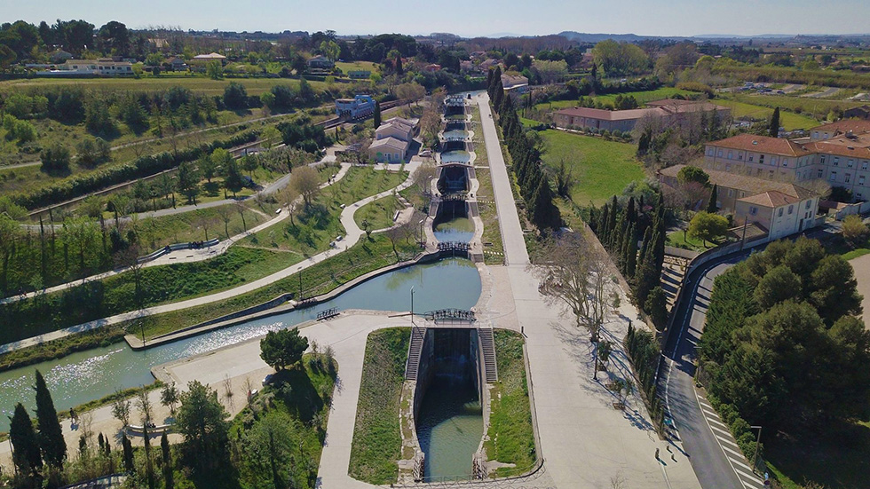 Les neuf écluses de Fonseranes, une prouesse technique sur le Canal du Midi.