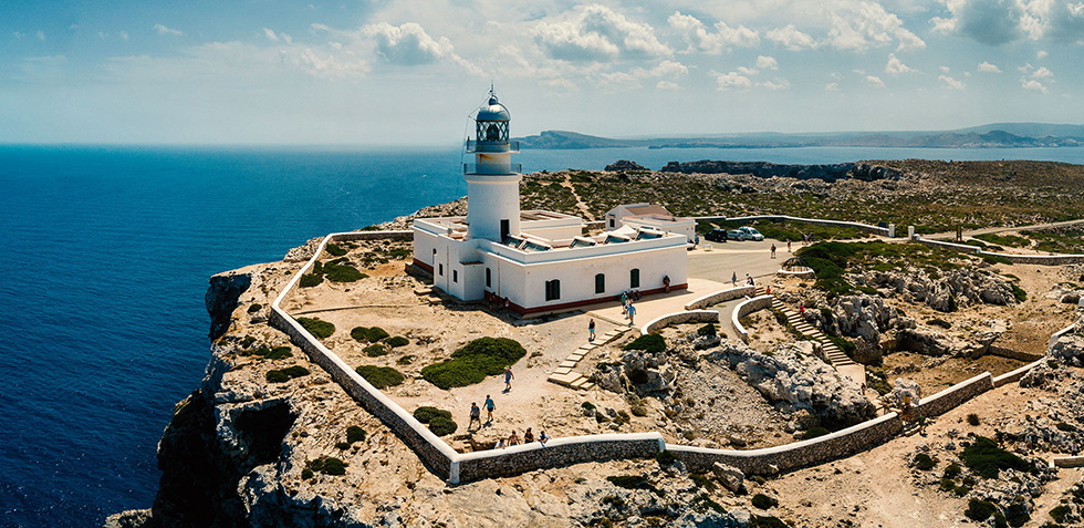 Le Phare de Cavallería surplombe une falaise dans le Nord de l'île.