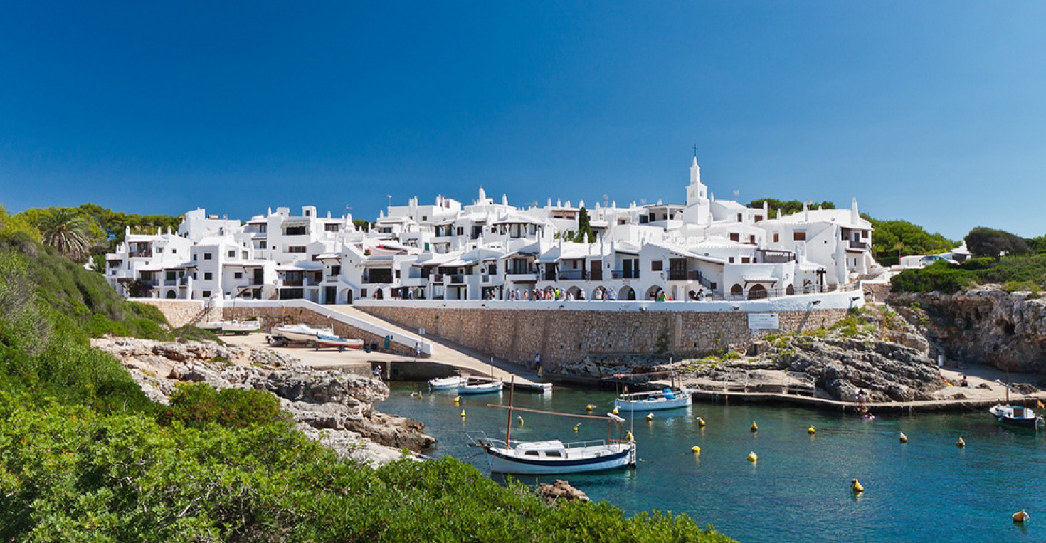 Le village blanc de Binibeca Vell construit en 1972 dans le style des maisons traditionnelles des pêcheurs minorquins.