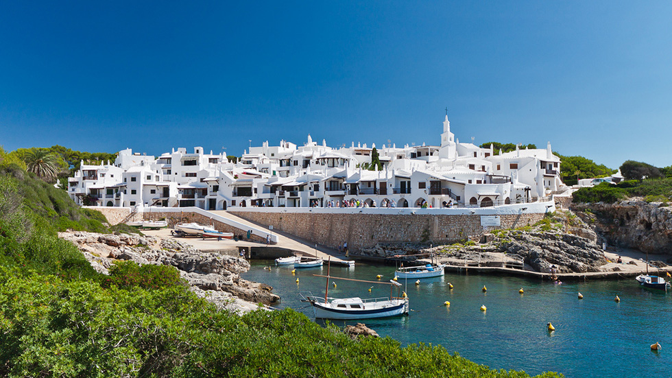 Le village blanc de Binibeca Vell construit en 1972 dans le style des maisons traditionnelles des pêcheurs minorquins.