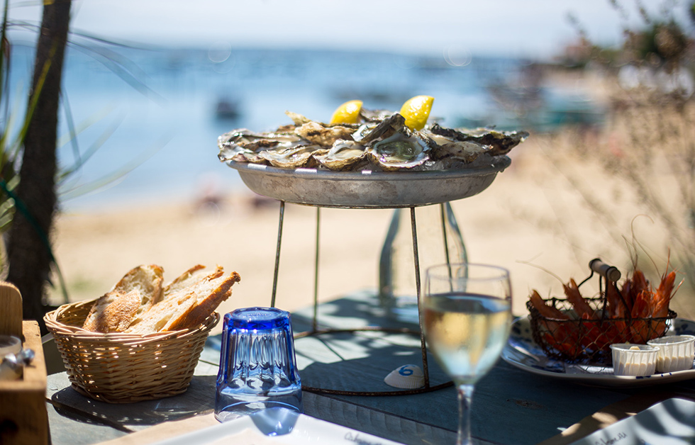 Plateau d'huîtres et vins blanc à la cabane 171 du Cap Ferret © David Remazeilles (Gironde Tourisme)