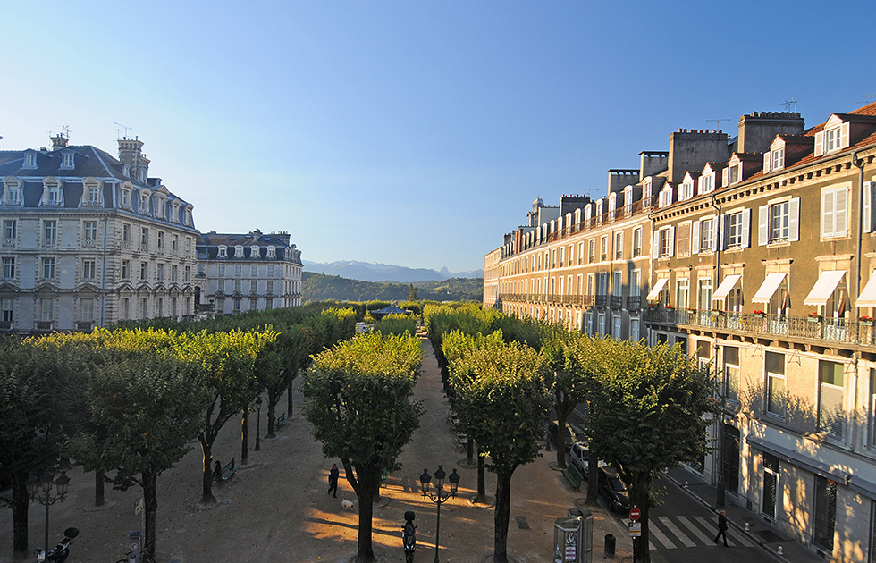Pau-place-royale-vue-pic-midi-ossau